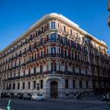 Visitiamo il Palazzo degli Impiegati Statali partendo da via Cognetti, l� dove il stabile mostra il suo lato migliore anche grazie al contrasto cromatico che crea con i suoi pi� famosi dirimpettai: il Teatro Petruzzelli e il Palazzo dell�Acquedotto Pugliese